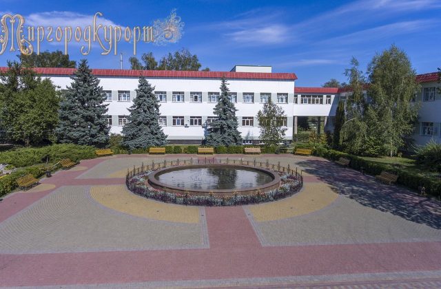 Корпус санаторію з квітником