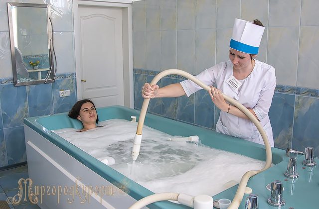 Медична сестра готує лікувальну ванну