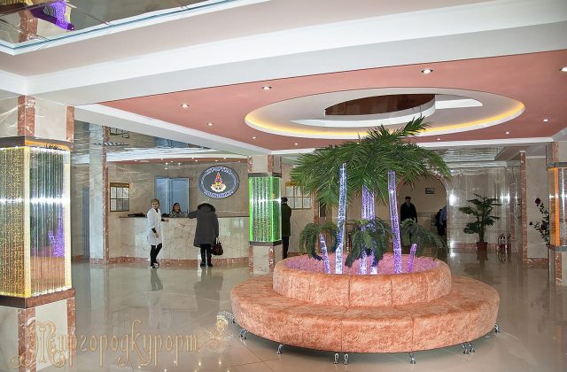 Хол бальнеогрязелікарні з фонтаном