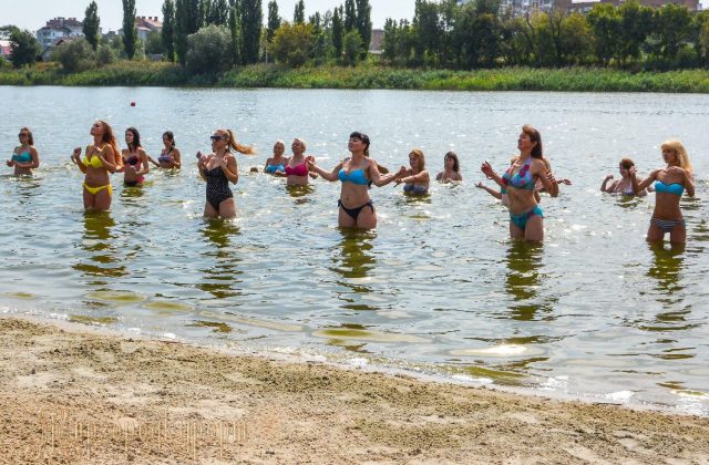 Відпочивальники в річці Хорол