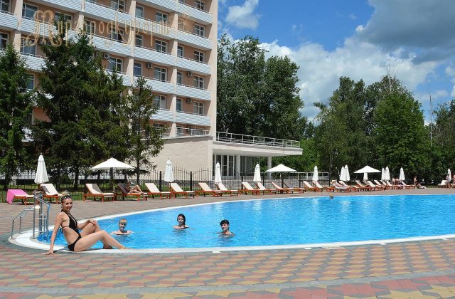 Відкритий басейн біля корпусу санаторію