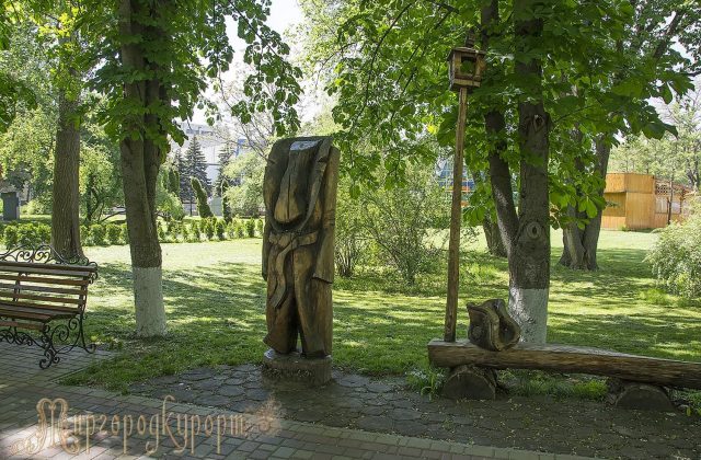 Дерев’яна скульптура в парку