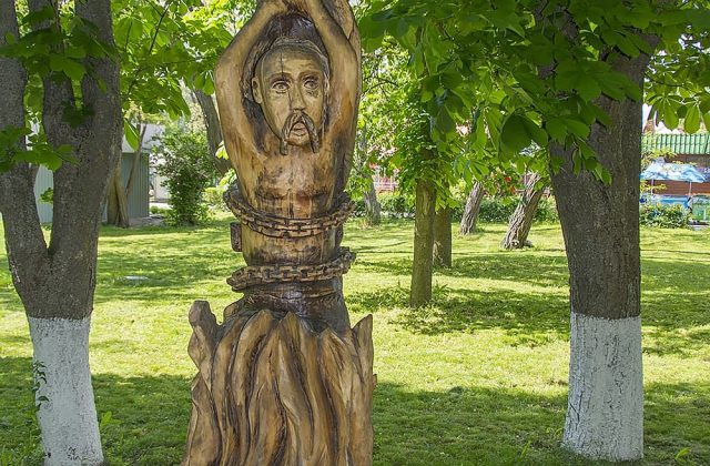 Дерев’яна скульптура в парку