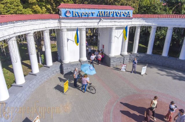 Вхідна колонада курорту