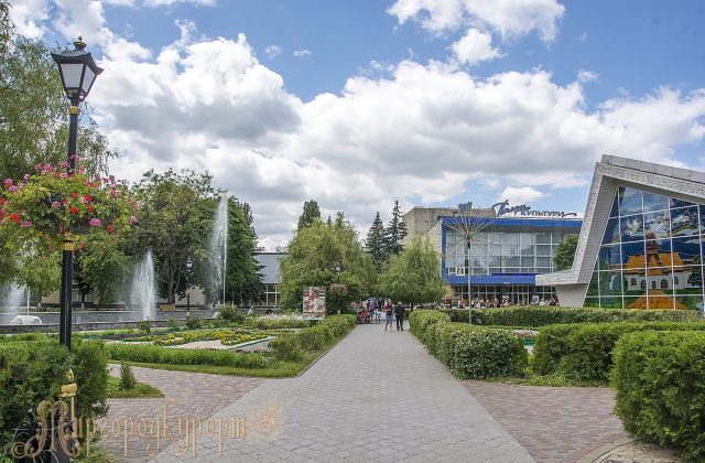 Корпус бальнеогрязелікарні з фонтанами