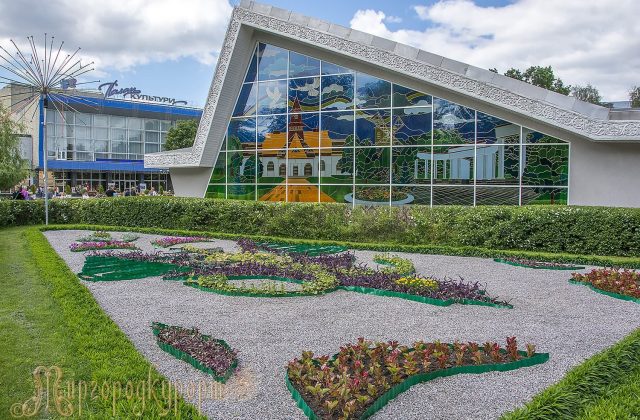 Квітник біля аквапарку