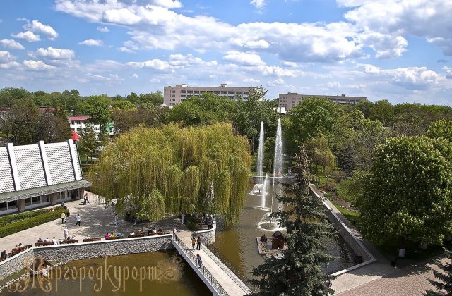 Фонтан і корпус курорту