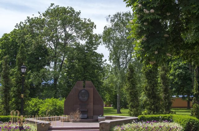Меморіал у курортному парку
