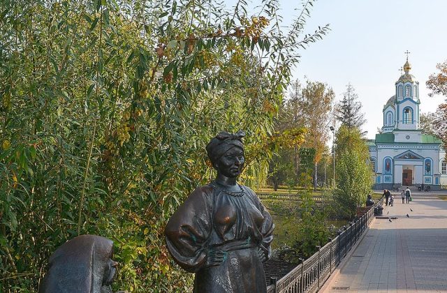 Скульптура біля води