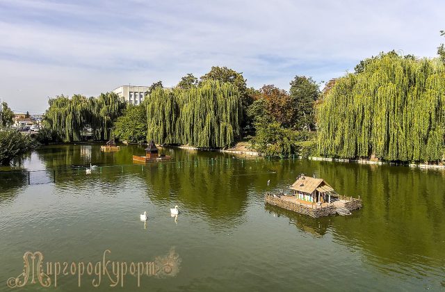 Курортне озеро з острівцем
