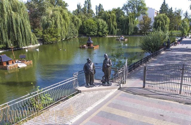 Міст через курортне озеро