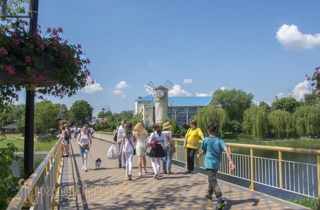 Відпочивальники на набережній