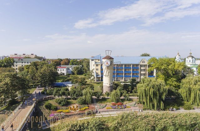 Корпуси курорту з-за річки