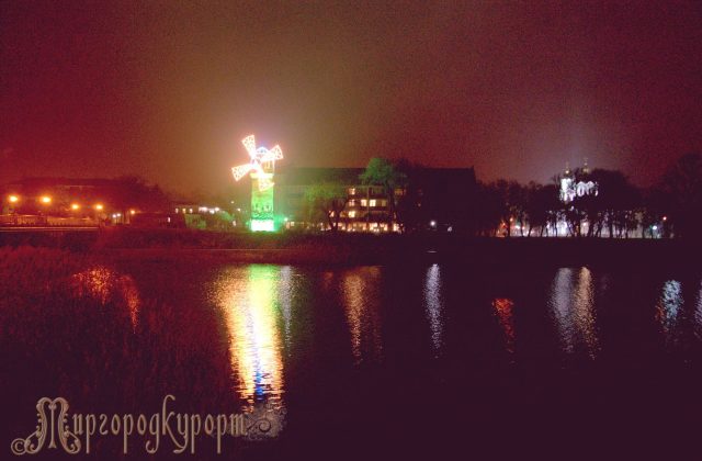 Курорт увечері з підсвіткою