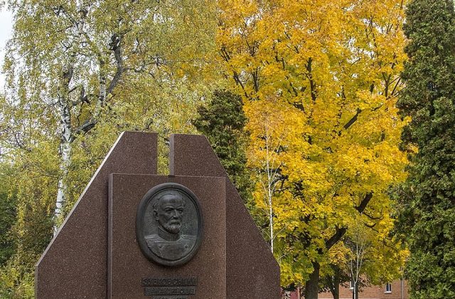 Меморіал у курортному парку