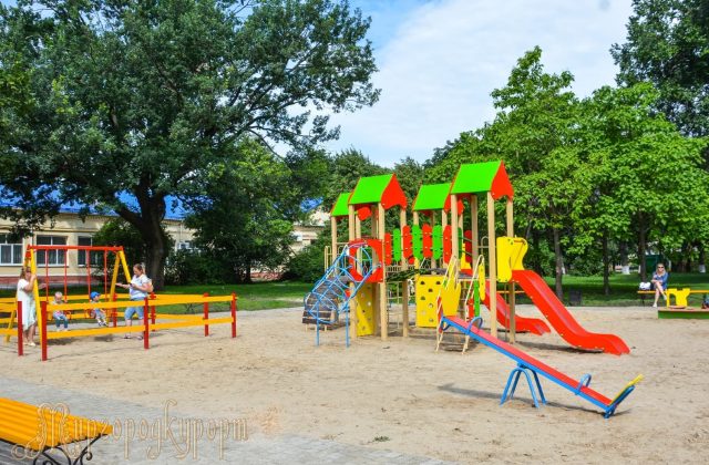 Дитячий майданчик курорту
