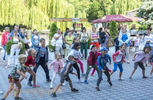 Ранкова гімнастика з дітьми