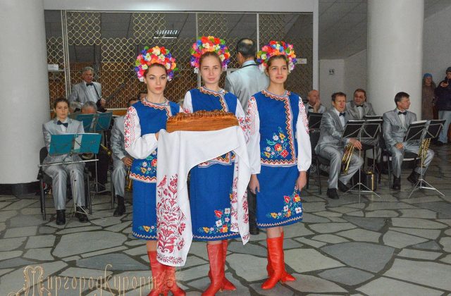 Дитячий колектив у вишиванках