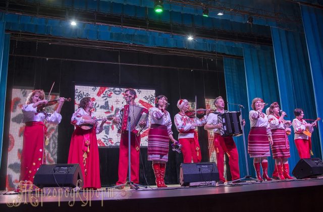 Танцювальний колектив на сцені