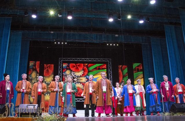 Хор на сцені Палацу культури