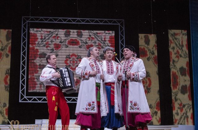 Ведучі свята у вишиванках