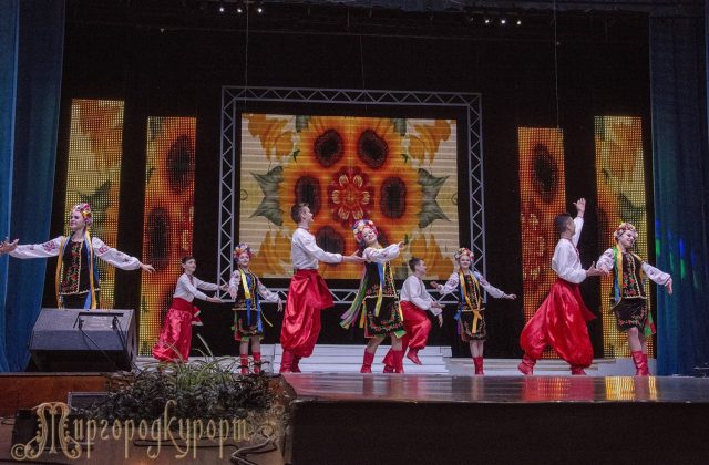 Танцювальний колектив на сцені