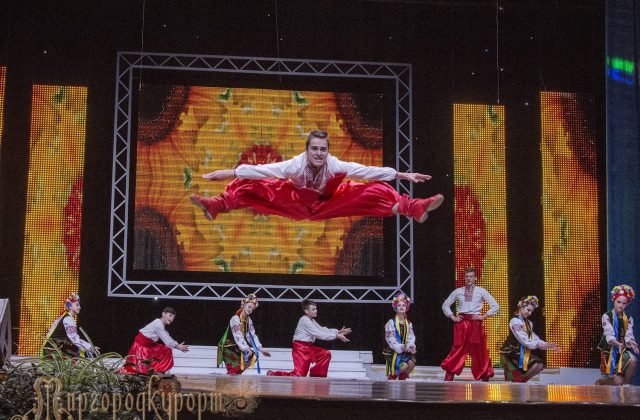 Танцювальний колектив на сцені