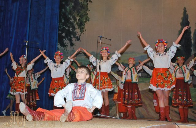 Танцювальний колектив на сцені