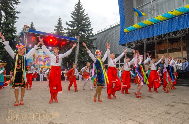 Танцювальний колектив на святі