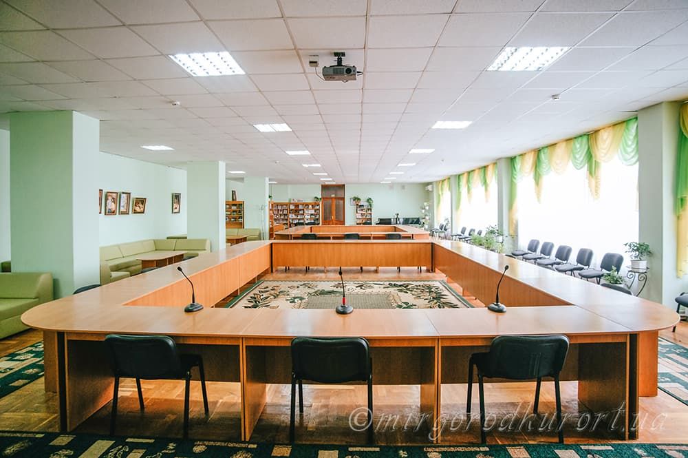 Конференц-зала, підготовлена до засідання