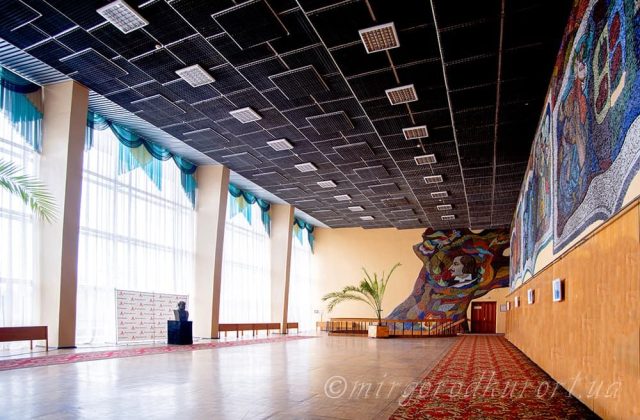 Фойє Палацу культури з панно