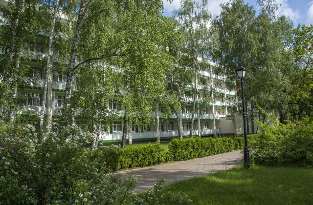 Корпус санаторію серед дерев