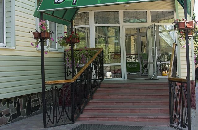 Вхід до санаторію «Березовий гай»