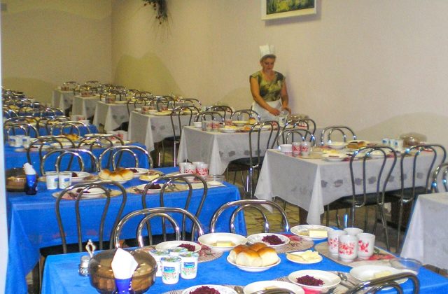 Накриті столи в їдальні санаторію