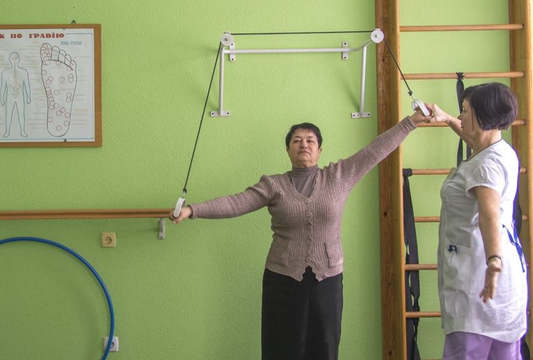 Заняття лікувальною фізкультурою з інструктором