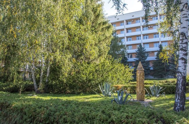 Парк біля корпусу санаторію