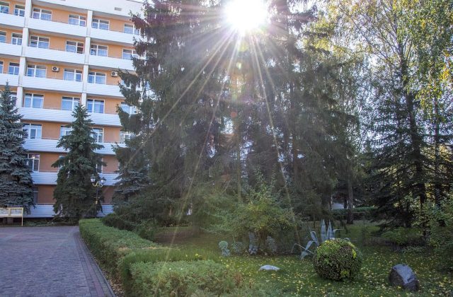 Корпус санаторію за деревами
