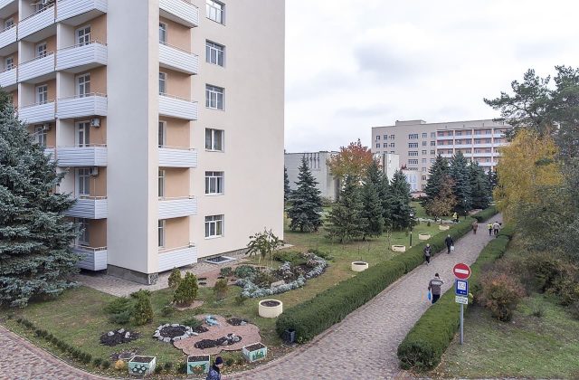 Корпус санаторію з квітником