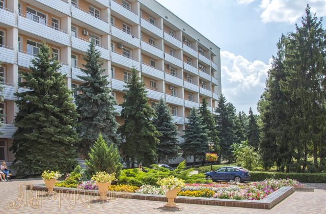 Корпус санаторію з квітником