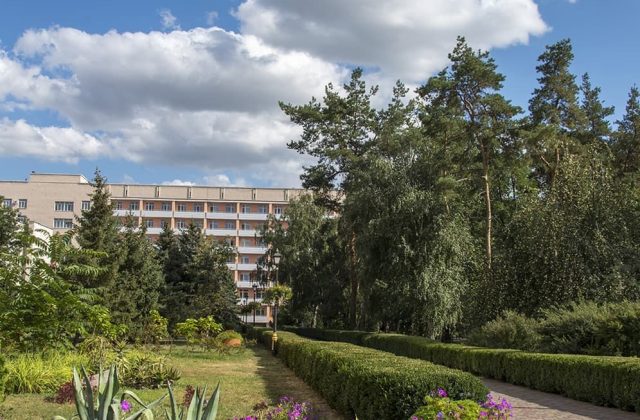 Доріжка й газон біля корпусу