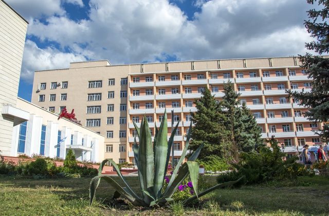 Корпус санаторію і клумба