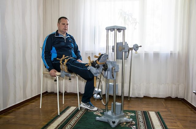Заняття на апараті механотерапії